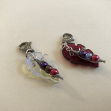 Load image into Gallery viewer, Mini pea pod charm