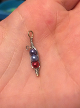 Load image into Gallery viewer, Mini pea pod charm