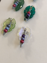 Load image into Gallery viewer, Mini pea pod charm