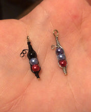 Load image into Gallery viewer, Mini pea pod charm