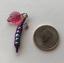 Load image into Gallery viewer, Mini pea pod charm